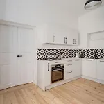 Spacious 2-bedroom Flat In Old Town By Urban Rent