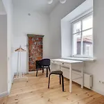 Spacious 2-bedroom Flat In Old Town By Urban Rent