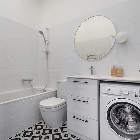Spacious 2-bedroom Flat In Old Town By Urban Rent