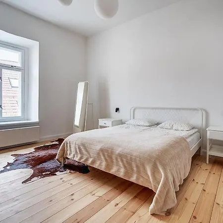 Spacious 2-bedroom Flat In Old Town By Urban Rent *