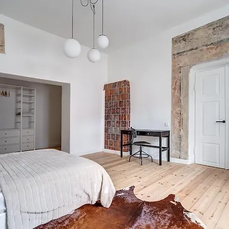 Spacious 2-bedroom Flat In Old Town By Urban Rent