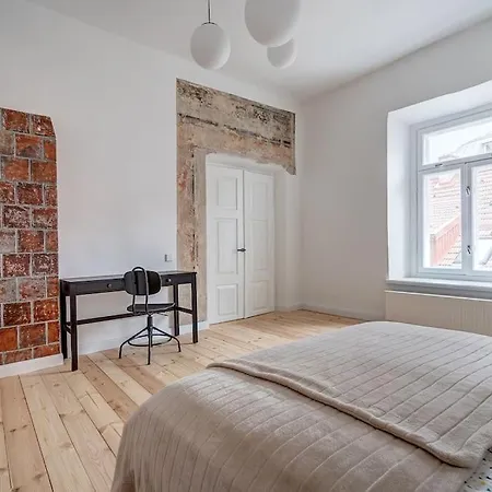 Spacious 2-bedroom Flat In Old Town By Urban Rent