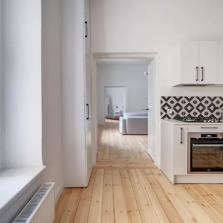 Spacious 2-bedroom Flat In Old Town By Urban Rent Apartment