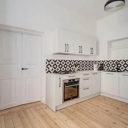Spacious 2-bedroom Flat In Old Town By Urban Rent