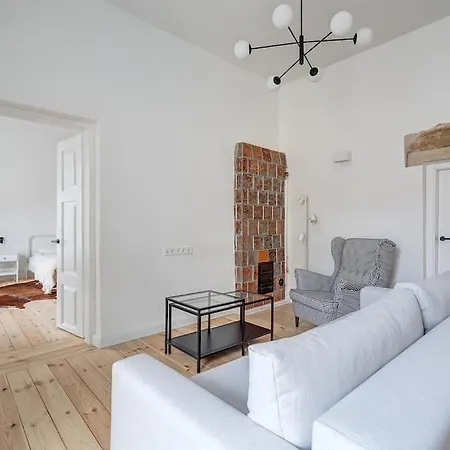 Spacious 2-bedroom Flat In Old Town By Urban Rent Apartment
