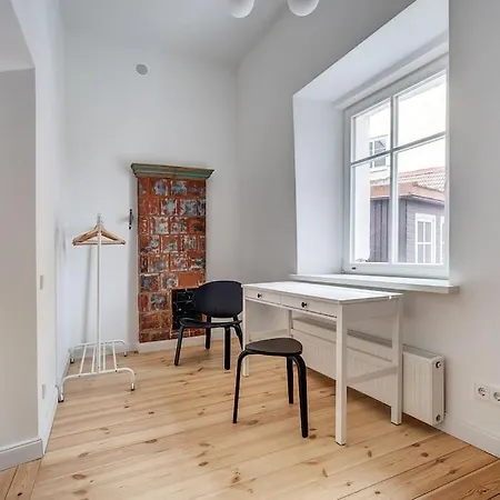 Spacious 2-bedroom Flat In Old Town By Urban Rent