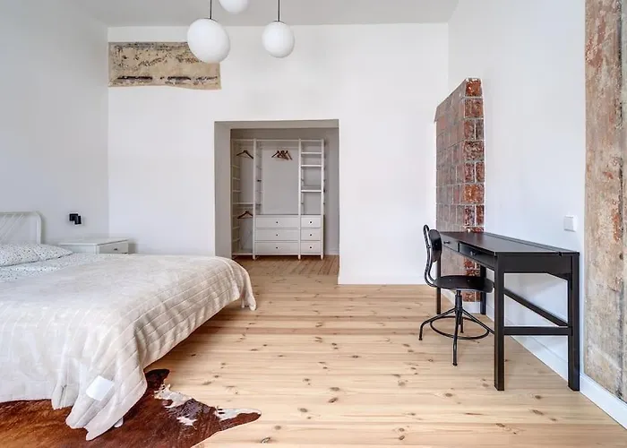 Апартаменти Spacious 2-bedroom Flat In Old Town By Urban Rent