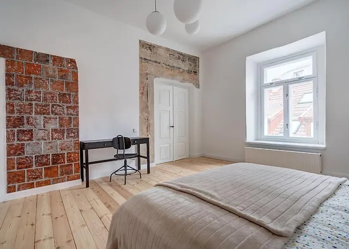 Spacious 2-bedroom Flat In Old Town By Urban Rent