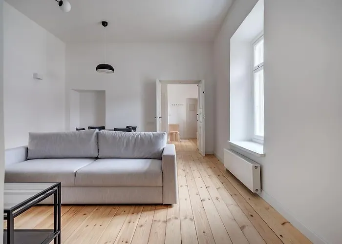 Апартаменти Spacious 2-bedroom Flat In Old Town By Urban Rent