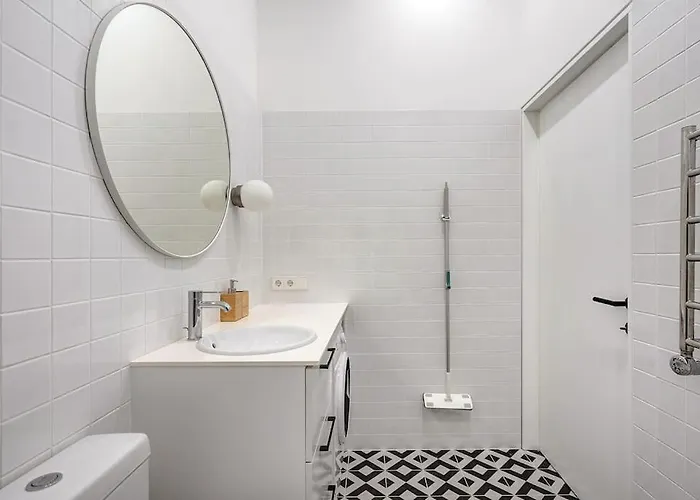 Апартаменти Spacious 2-bedroom Flat In Old Town By Urban Rent