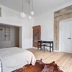 Spacious 2-bedroom Flat In Old Town By Urban Rent