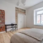 Spacious 2-bedroom Flat In Old Town By Urban Rent