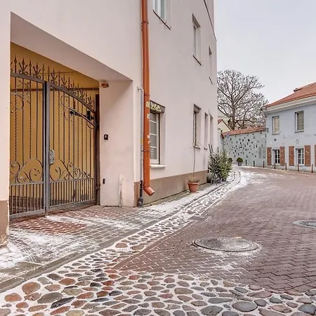 Spacious 2-bedroom Flat In Old Town By Urban Rent *