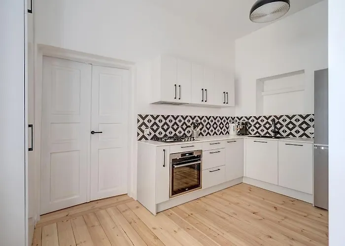Spacious 2-bedroom Flat In Old Town By Urban Rent
