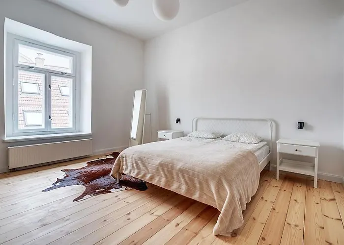 Spacious 2-bedroom Flat In Old Town By Urban Rent *