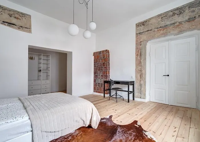 Spacious 2-bedroom Flat In Old Town By Urban Rent