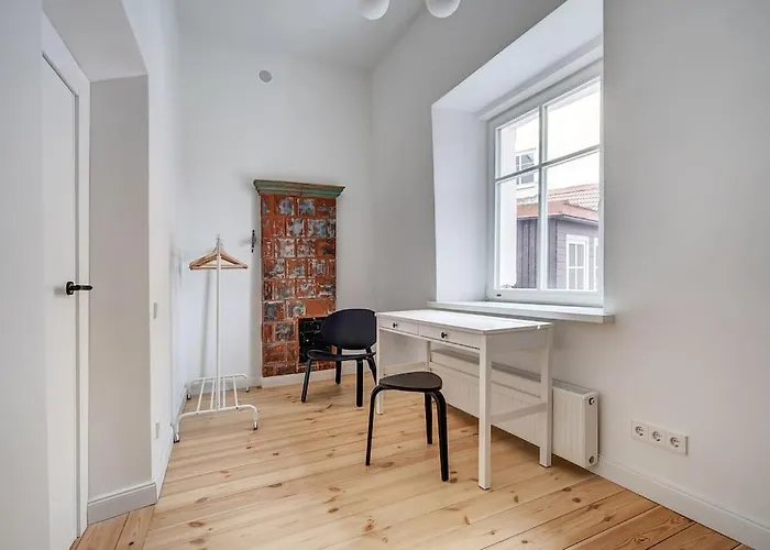 Spacious 2-bedroom Flat In Old Town By Urban Rent